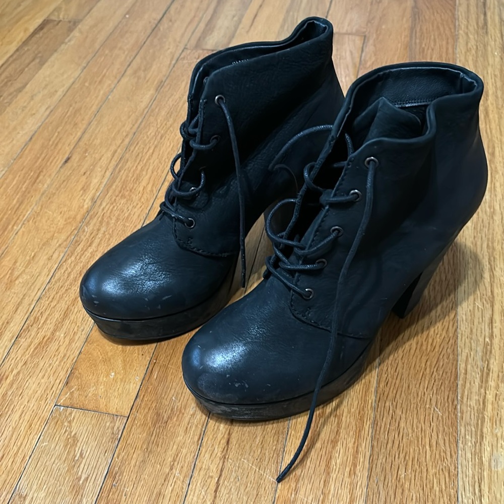 Steve Madden Woman’s leather ankle laced platform boots.  4 inch heel.